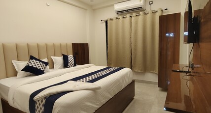 HOTEL KHYAATHI GRAND Room Type - Deluxe King Bed Room