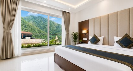 The Weekend Heights Room Type - Deluxe Room with Balcony