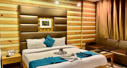 The Golden Oyster Hotel @2Min drive from ISBT Dehradun Room Type - Suite Room with Bathtub