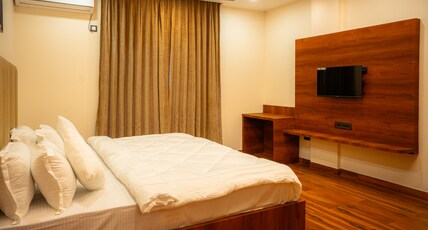 Airavat Hotel- Pure Veg. Room Type - Deluxe room