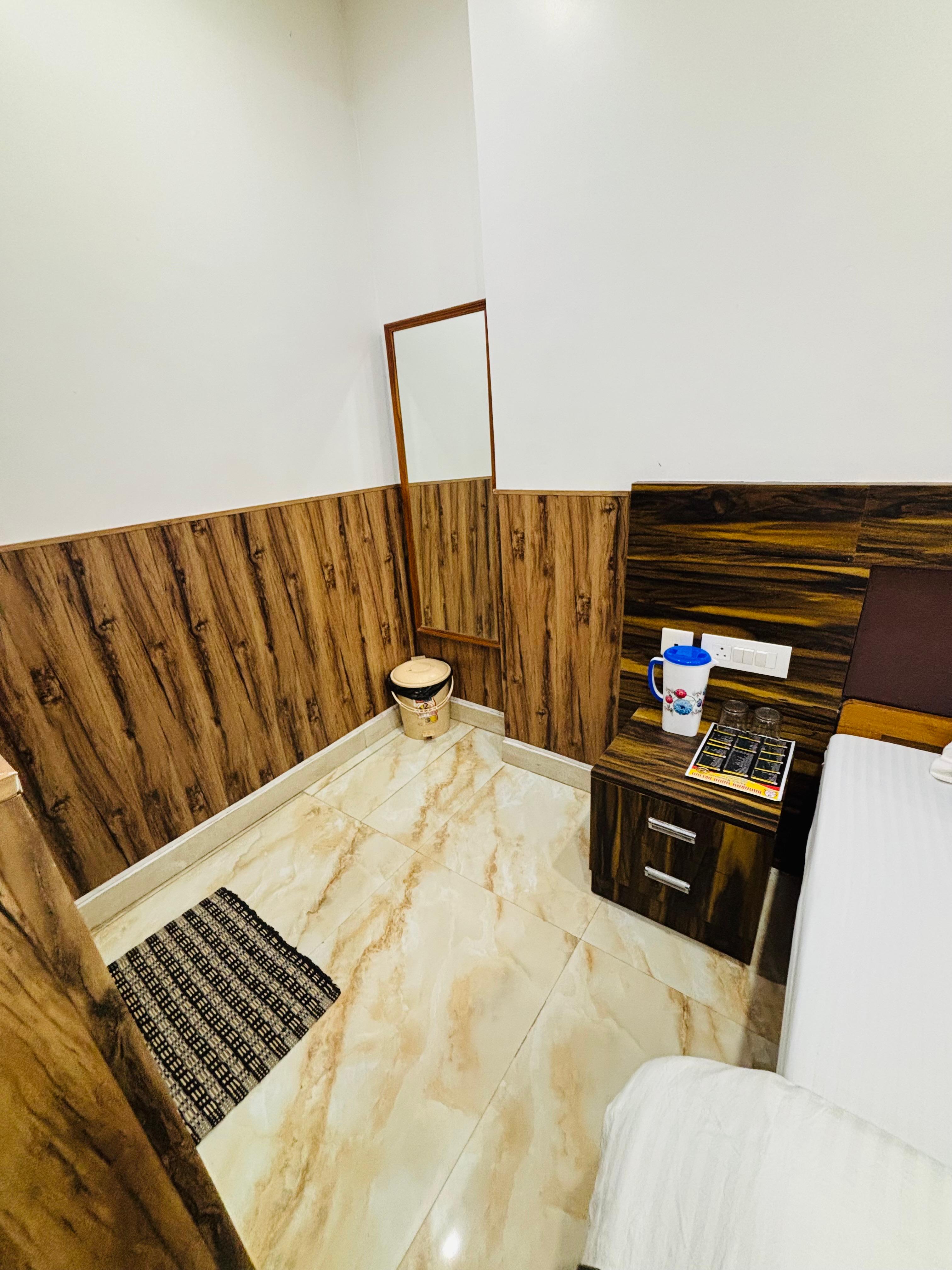 SR HOTEL - Tap to explore photos