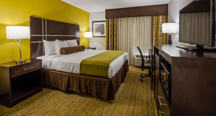 Best Western Plus Hanes Mall Hotel Room Type - Accessible - 1 King, Mobility Accessible, Communication Assistance, Roll In Shower, Non-Smoking, Ful