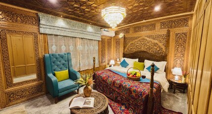 Shabistan Premium Houseboats Room Type - Premium Luxury Room