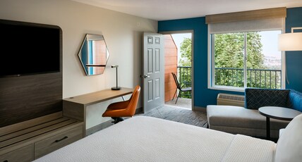 Holiday Inn Express Lewiston, an IHG Hotel Room Type - 1 King Standard Mountain View
