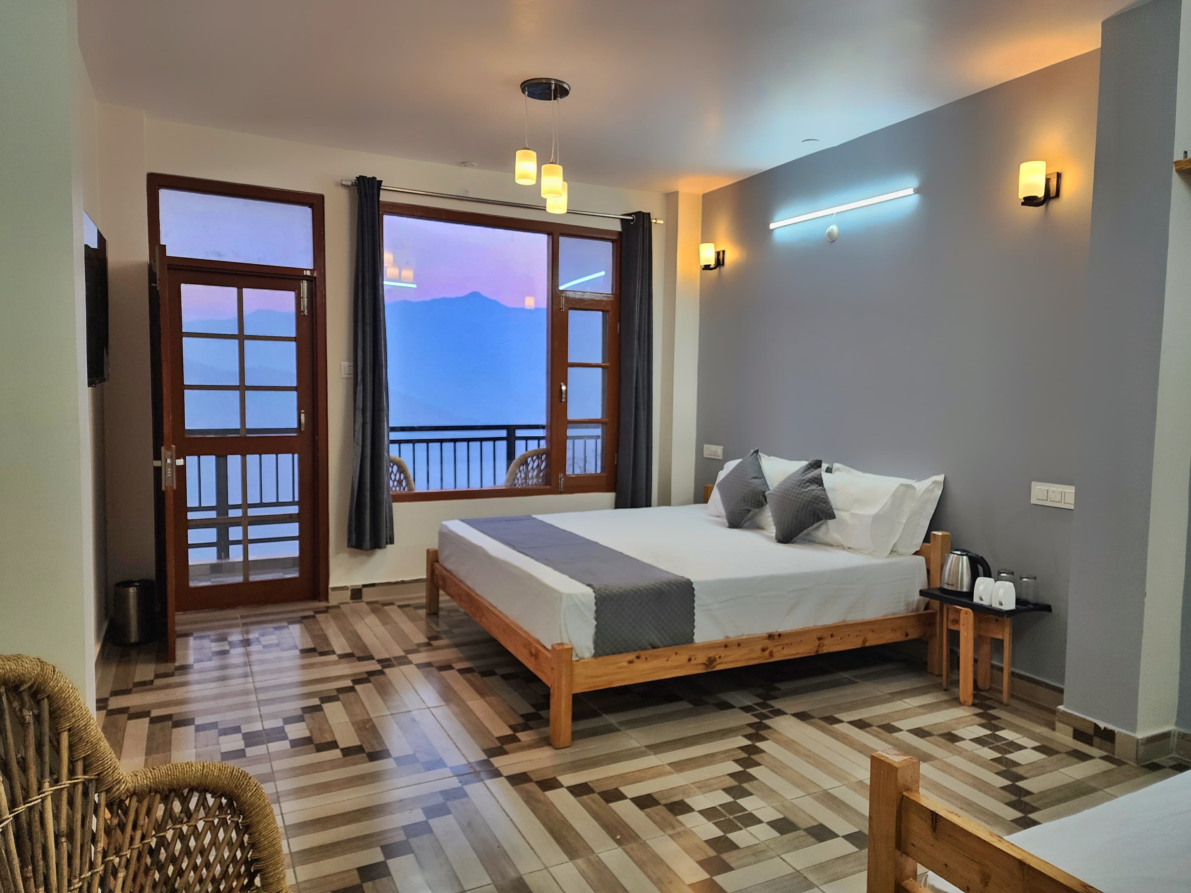 The Halt Narkanda - Rooms and Rooftop Cafe - Tap to explore photos