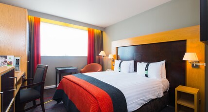 Holiday Inn ABERDEEN - WEST Room Type - 1 King Bed Standard Sofa Bed