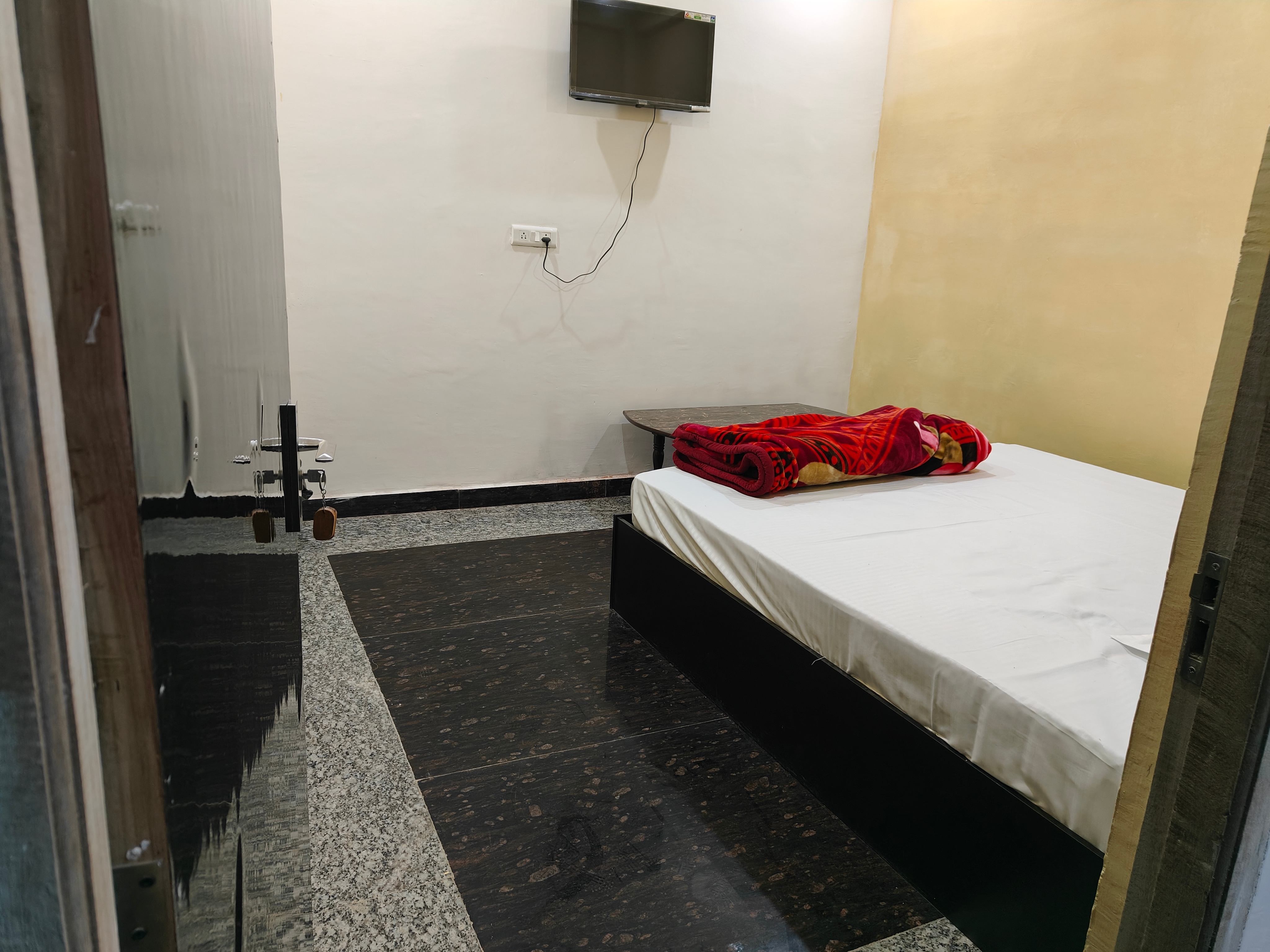 Sky Inn Paying Guest House - Tap to explore photos