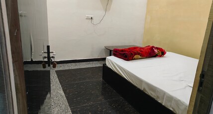 Sky Inn Paying Guest House Room Type - Ac deluxe room