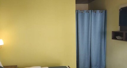 Hotel Jagdamba and restaurant Room Type - Bedroom 18