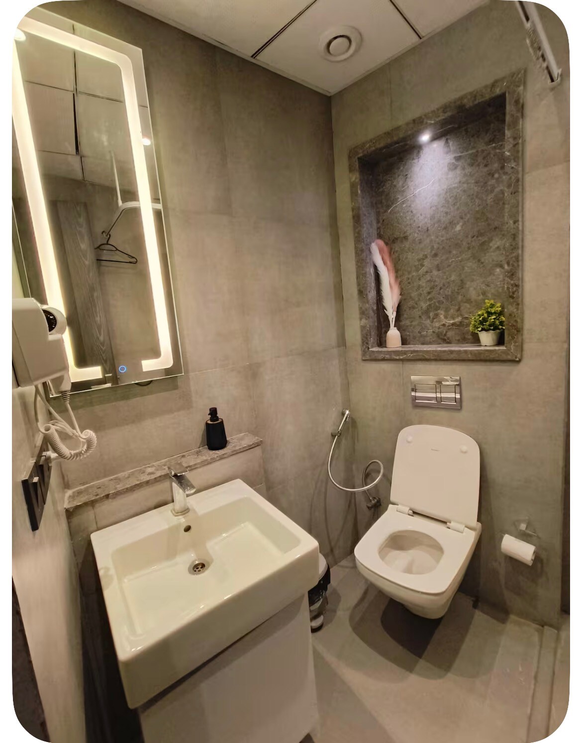 30th floor Supernova Luxury apartment (Riverview) - Noida - Tap to explore photos