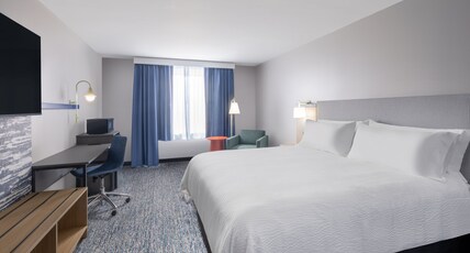 Holiday Inn Express Murfreesboro Central, an IHG Hotel Room Type - 1 King Standard Mobility Accessible Tub
