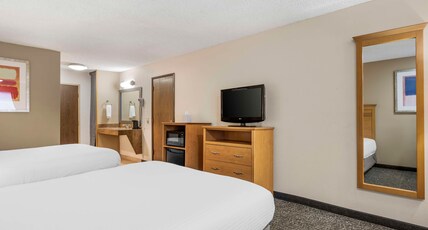 Best Western Aladdin Inn Room Type - 2 Queen Beds, High Speed Internet Access, Hairdryer, Coffee Maker, Non-Smoking, Full Breakfast Best Western Aladdin Inn Room Type - 2 Queen Beds, High Speed Internet Access, Hairdryer, Coffee Maker, Non-Smoking, Full Breakfast