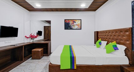Treebo Hotel Rk Inn, Railway Station Room Type - Deluxe Room