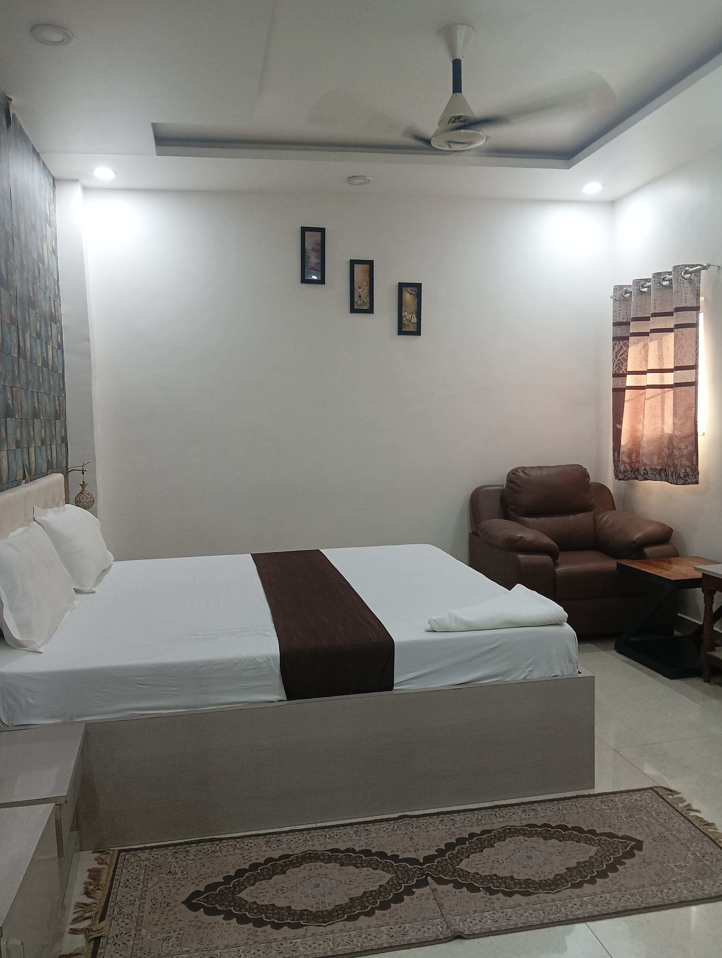 Hotel Krishna Inn - Tap to explore photos