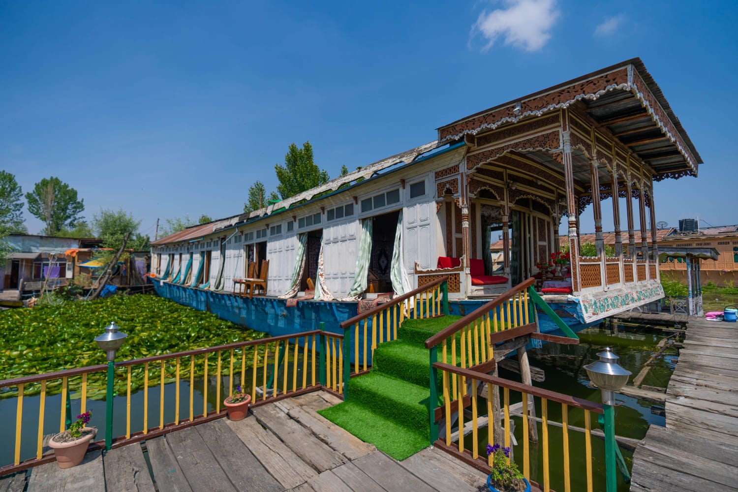 The floating oasis houseboat - Tap to explore photos