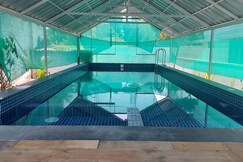 Johnson's Homestay With Pool & Ecohouseboat near town & beach