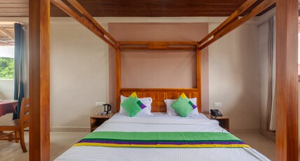 Treebo Vrindavan, 3 Km From Madikeri Fort Room Type - Deluxe Room with Wooden Canopy Bed