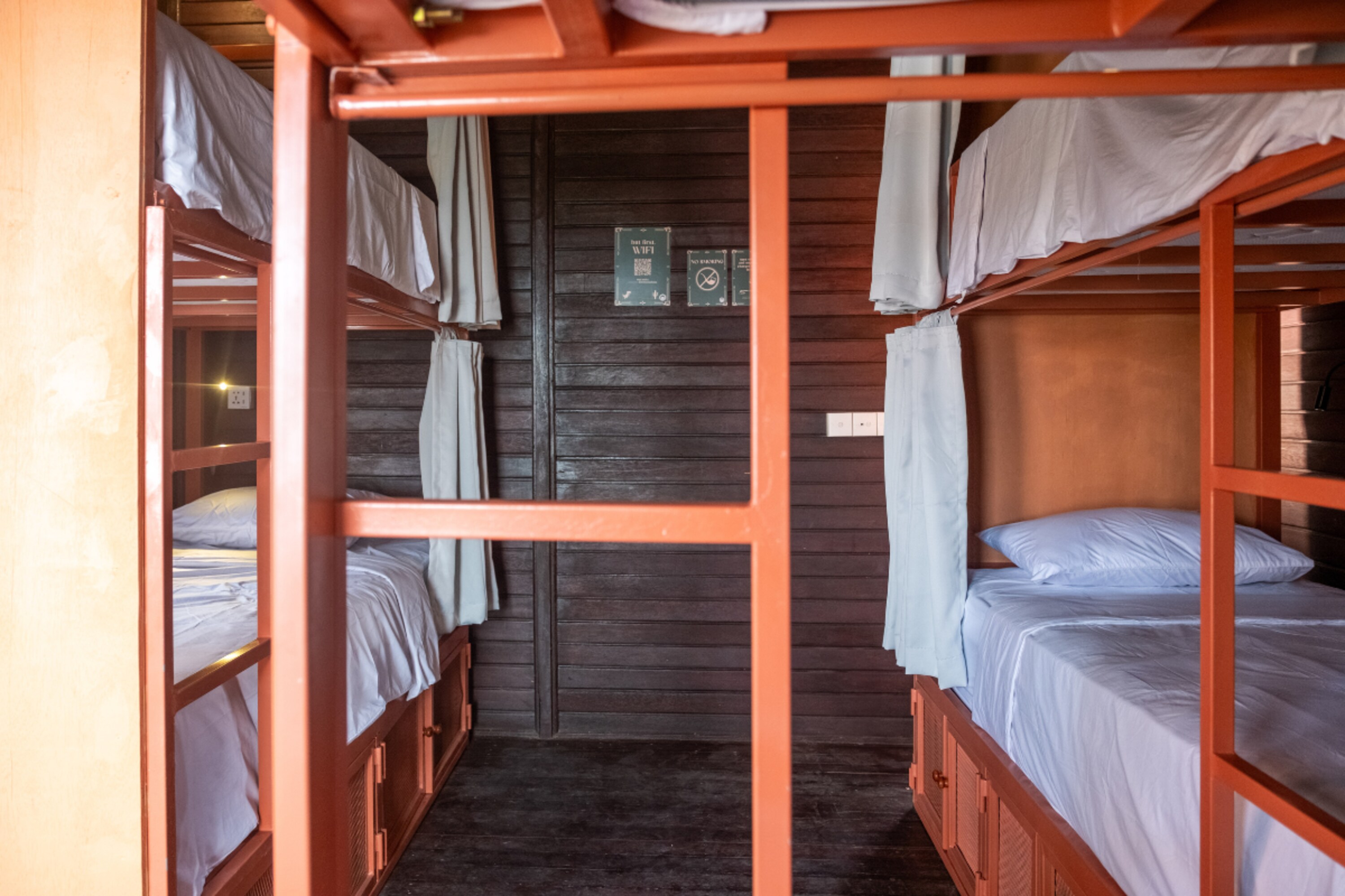 Mad Monkey Nusa Lembongan - Tap to explore photos