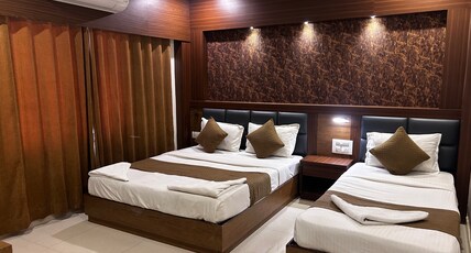 Hotel Crystal Luxury Inn - Near BKC Room Type - Triple Room with City View
