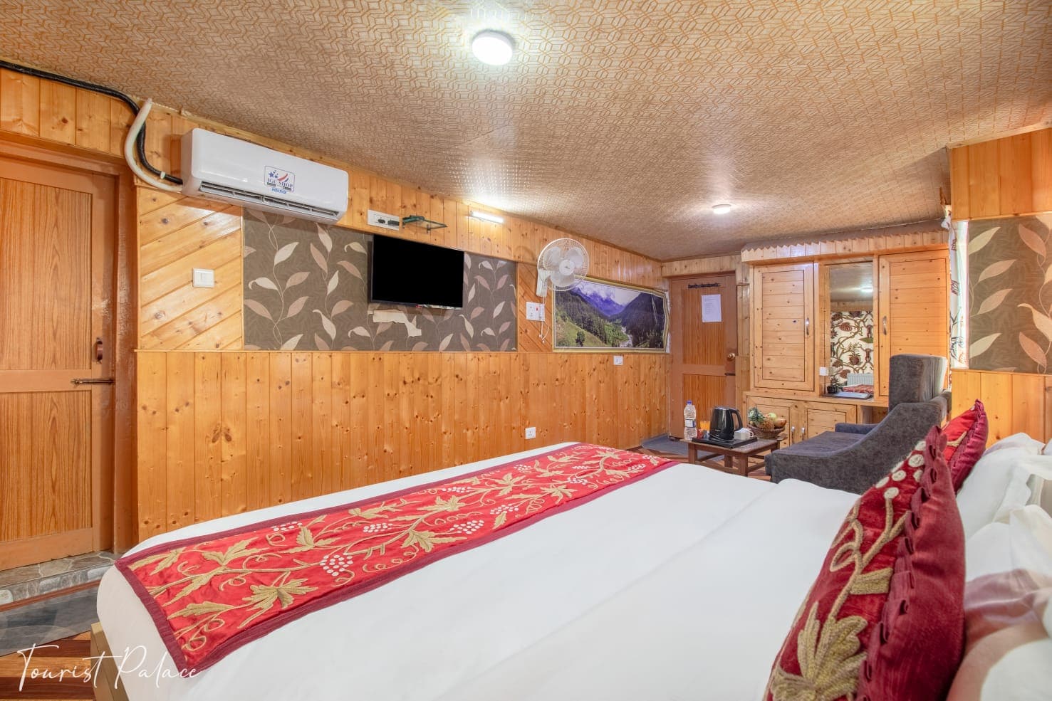 Hotel Tourist Palace (Near Betaab Valley) - Tap to explore photos