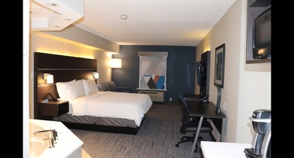 Holiday Inn Express & Suites Brampton Room Type - 1 King Standard Mobil Access Roll Shwr
