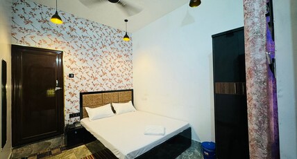 NEW JEEVAN SHREE HOTEL Room Type - Deluxe Room