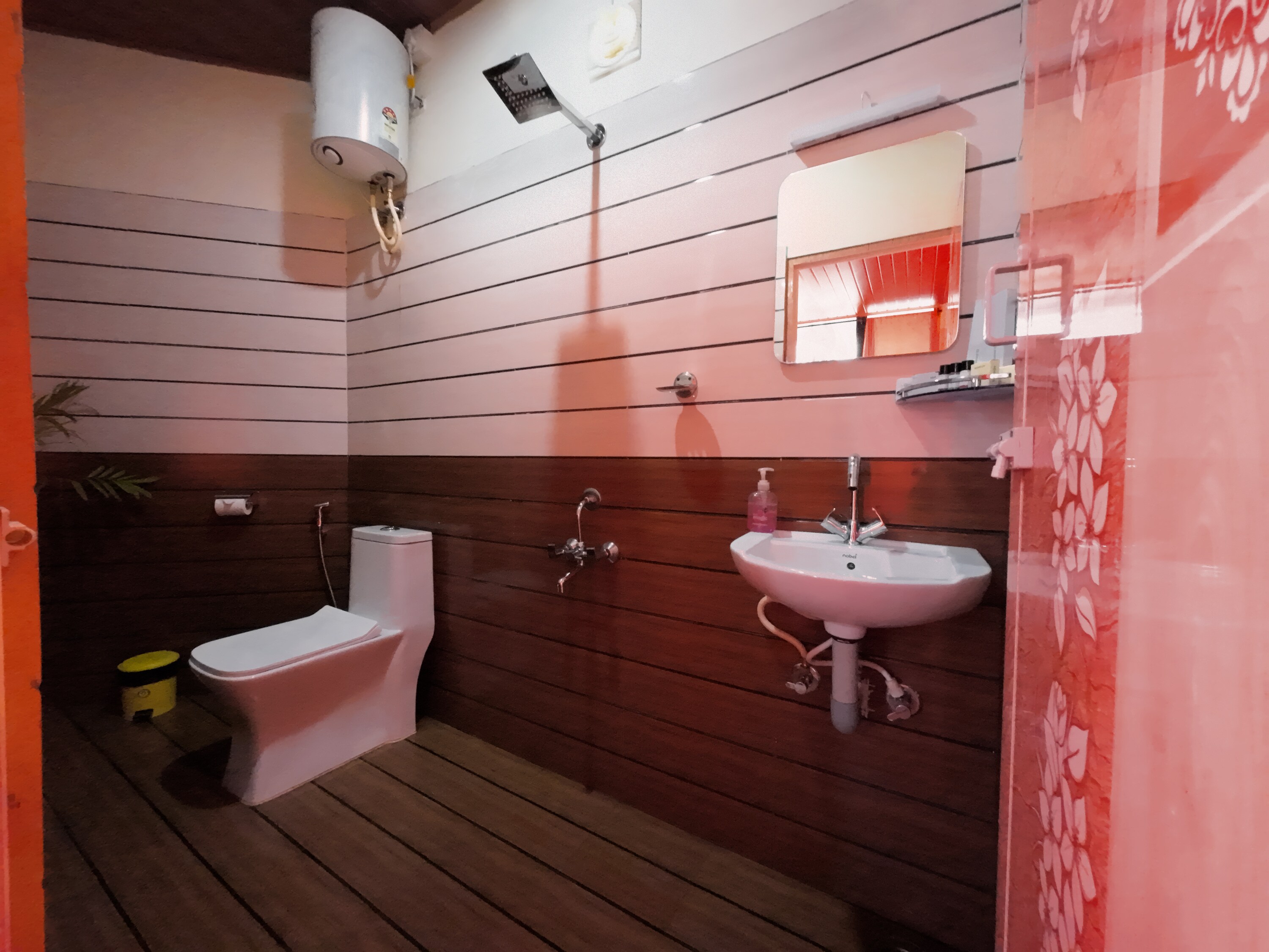 Hie Moksha - Chalet - Tap to explore photos