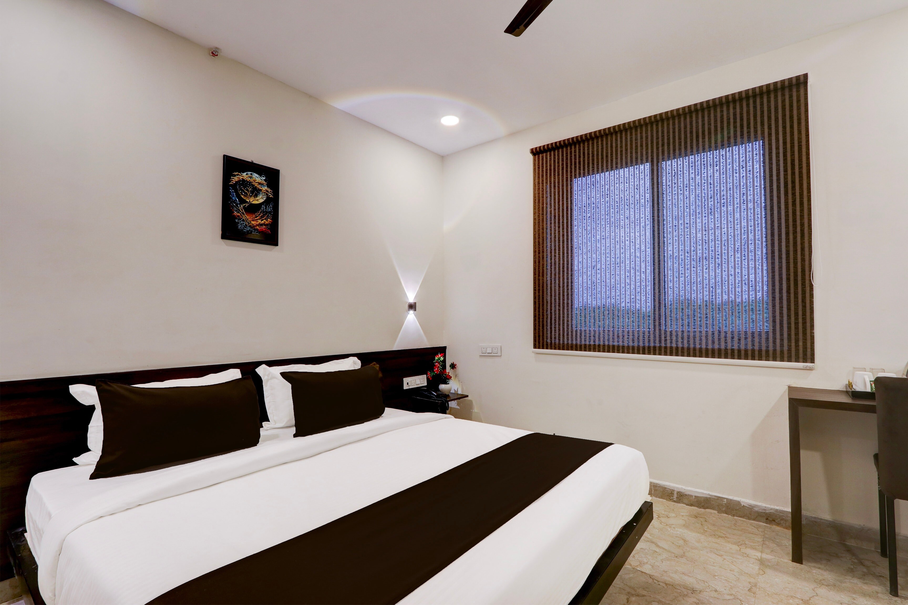 Townhouse OAK BHOOJA HOTELS - Tap to explore photos