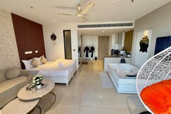 Highrise Heaven with Jacuzzi Garden Patio 2