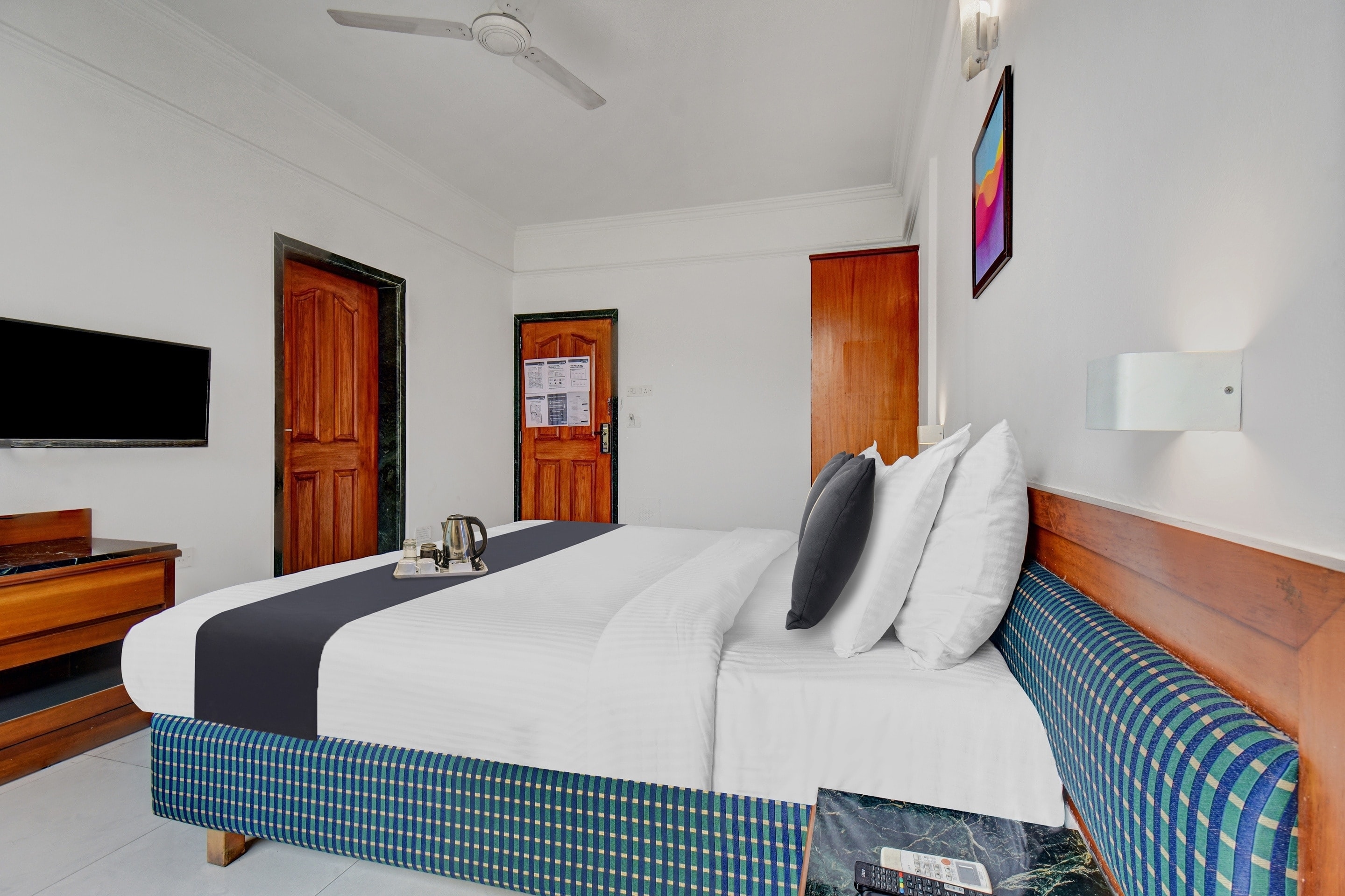 Townhouse Hotel Golden Emerald - Tap to explore photos