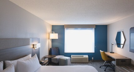 Holiday Inn Express & Suites MARQUETTE Room Type - 1 King Standard