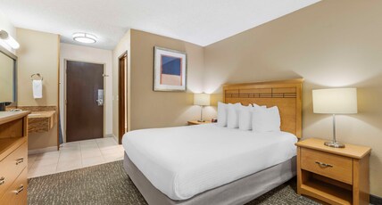Best Western Aladdin Inn Room Type - 1 Queen Bed, High Speed Internet Access, Hairdryer, Coffee Maker, Non-Smoking, Full Breakfast Best Western Aladdin Inn Room Type - 1 Queen Bed, High Speed Internet Access, Hairdryer, Coffee Maker, Non-Smoking, Full Breakfast