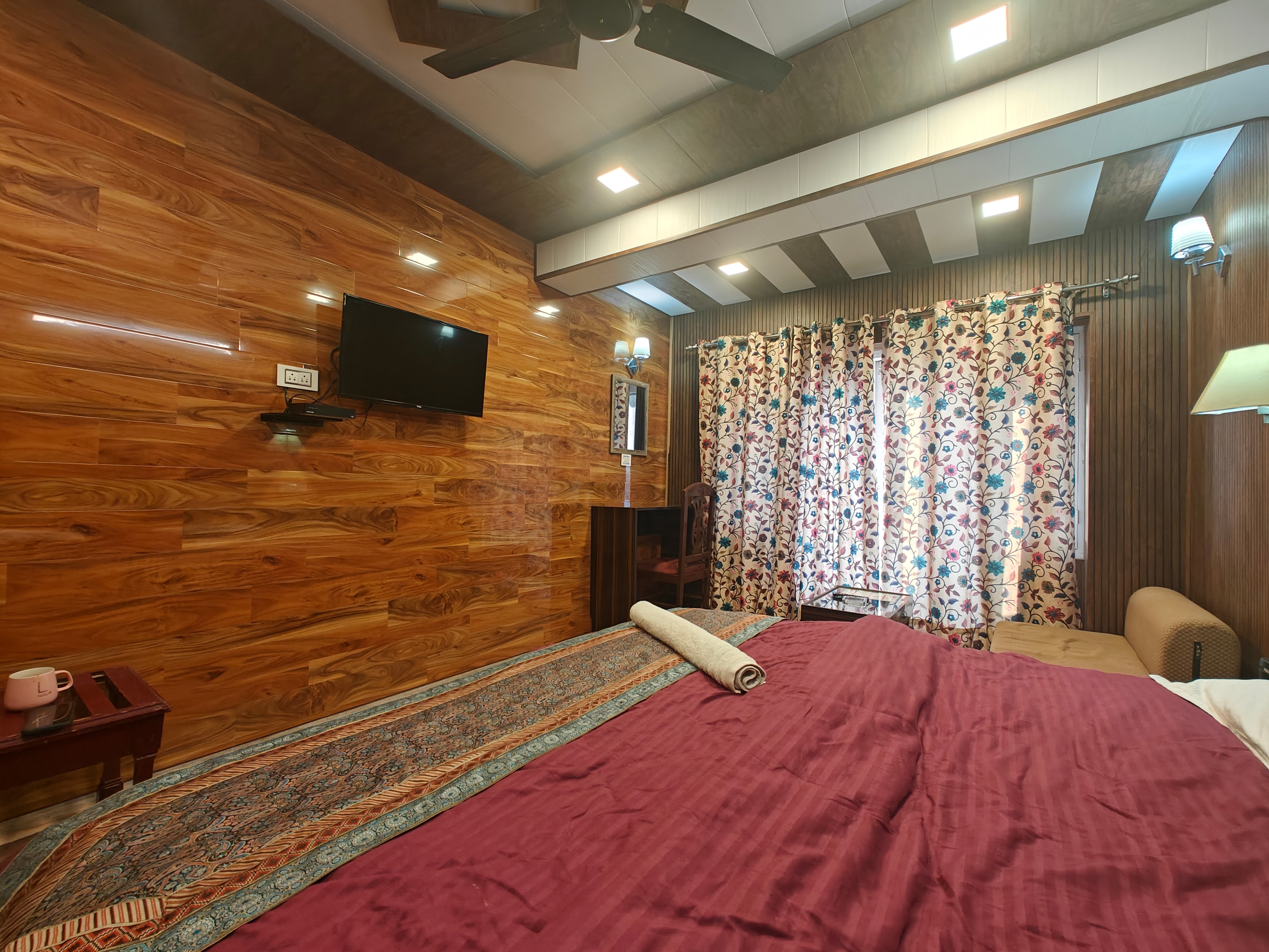 Hotel Shah Abbas Palace Dal View - Tap to explore photos