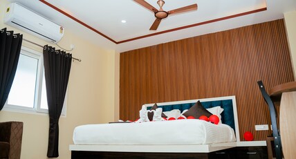 Arati Hotel And Restaurant Room Type - Deluxe Room