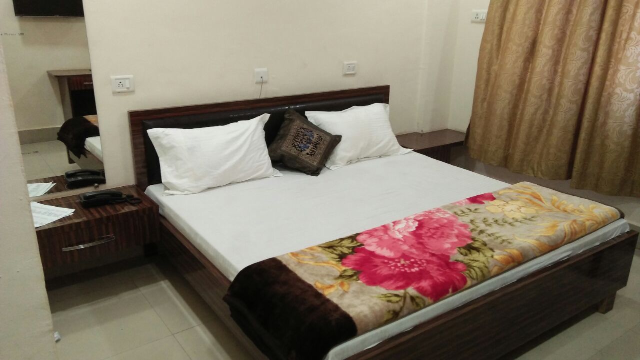 Hotel Shree Ji - Tap to explore photos
