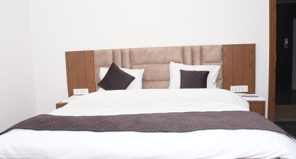 Hotel Swarn Bhoomi Room Type - Deluxe Room