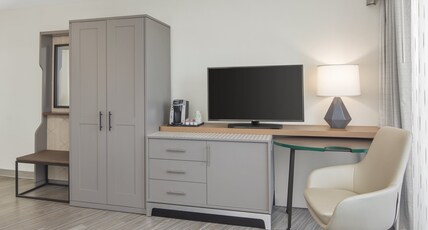 Holiday Inn Charleston Riverview, an IHG Hotel Room Type - Standard Room