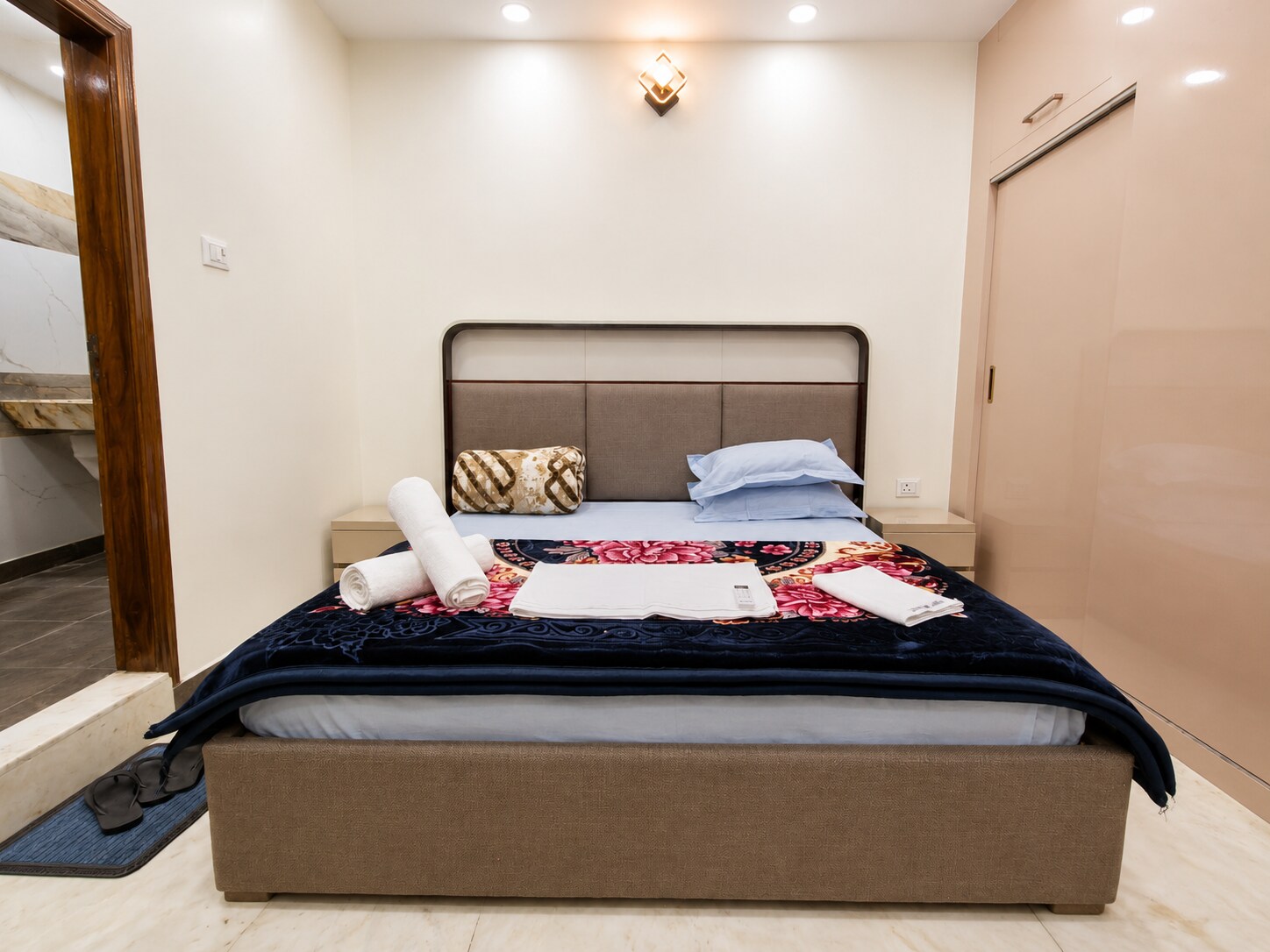 Homlee Parampara 4BHK Central DEL Lift Parking - Tap to explore photos