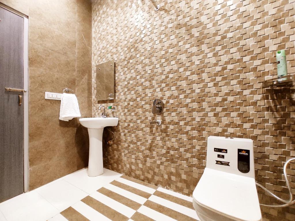 THE RITZ HOTEL - Your Smart And Budget Stay - Tap to explore photos