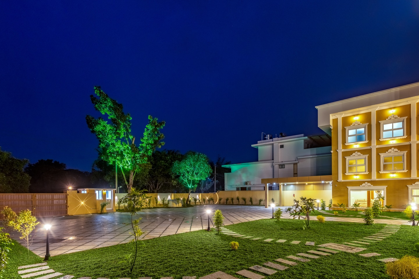Esaa Airport Hotel - Tap to explore photos