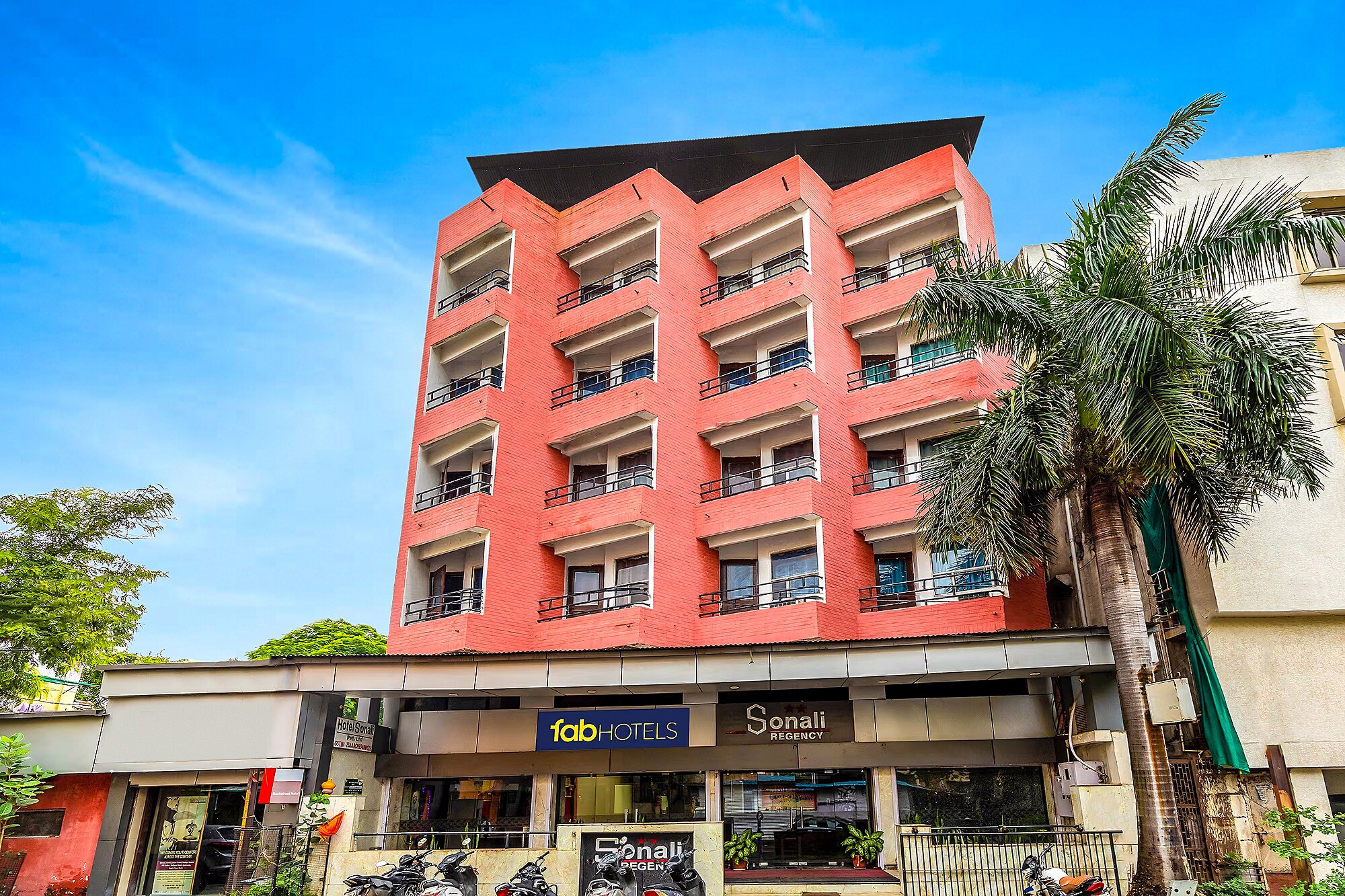 FabHotel Backstreet, Bhopal Railway Station - Tap to explore photos