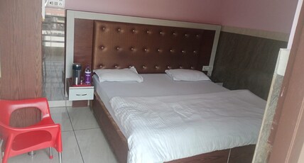 Neeraj Palace Room Type - Deluxe Room