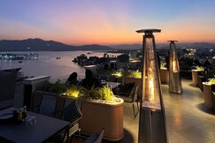 The Red Pier - My Downtown Hotels