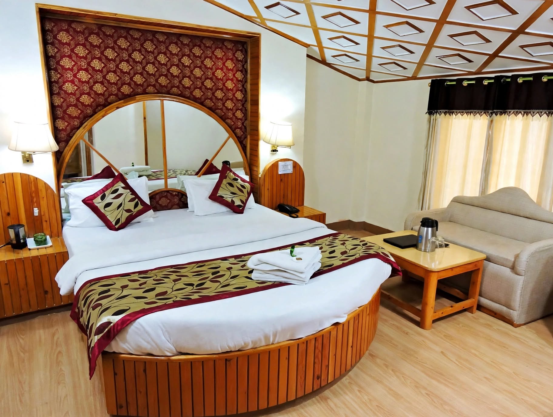 Hotel Chaman Palace - Tap to explore photos