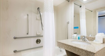 Hampton Inn by Hilton West Springfield Room Type - 1 KNG ACCESSIBLE TUB NS