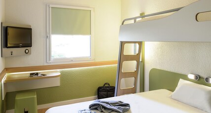 ibis budget Troyes Est Room Type - Triple Room with a large bed and a bunk bed