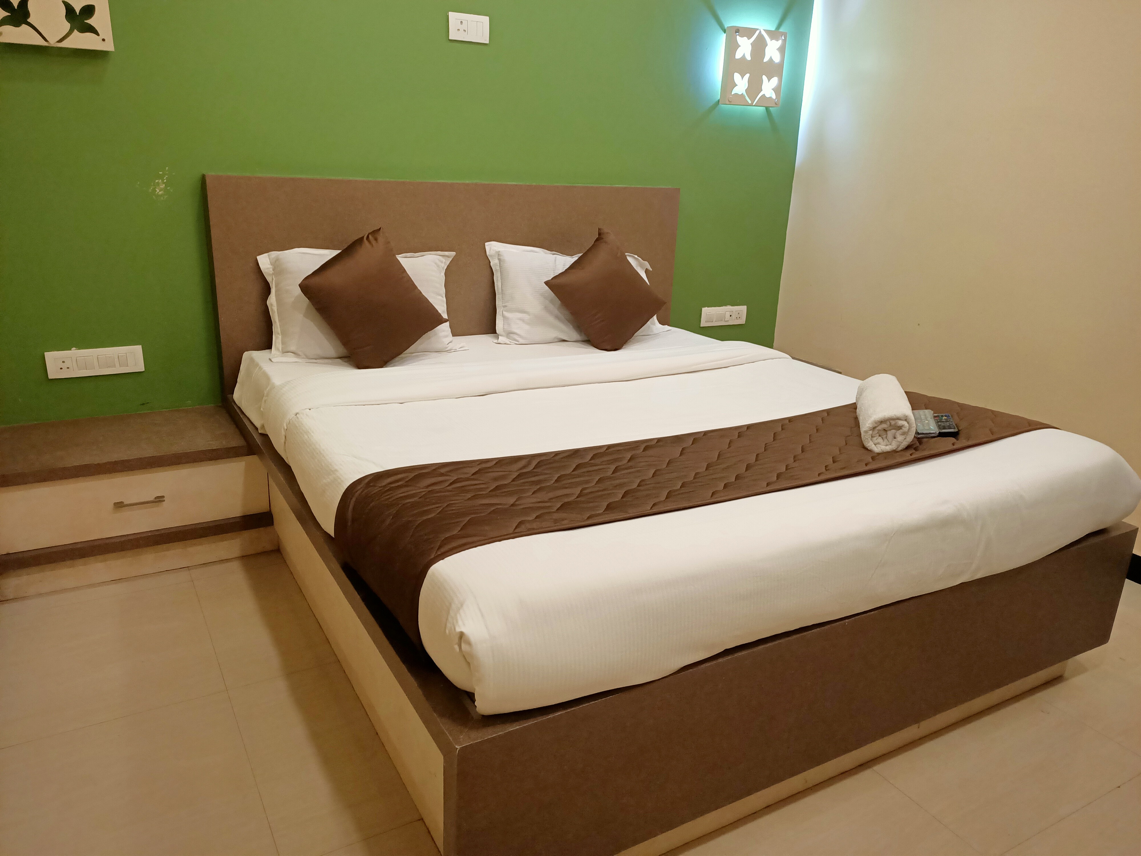 Anmols Impex Cottage | Rooms & Caretaker - Tap to explore photos