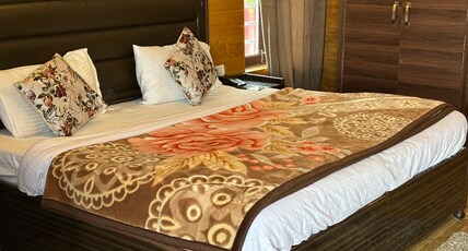 Himalayan kiwis kanatal Room Type - DELUXE ROOM SMALL SIZE BALCONY