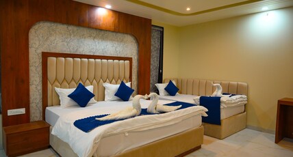 Hotel Dinanath Room Type - Suite Room ( 1 Double Bed + 1 Single Bed )
