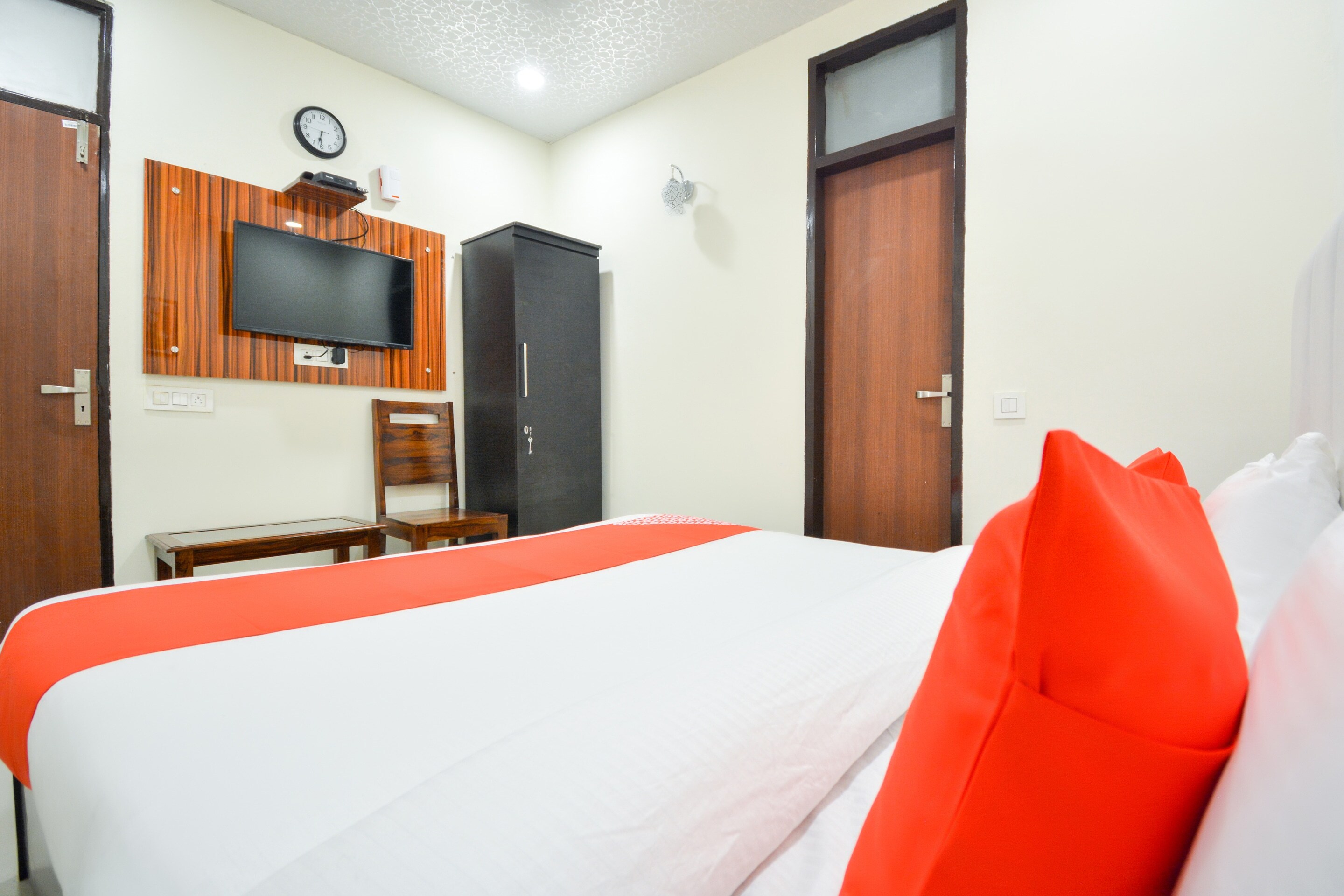 OYO Hotel Gold - Tap to explore photos